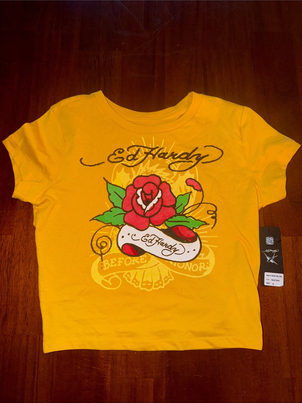 ED HARDY Ladies NWT Rose Baby Tee with Short Sleeves. Size small. Cropped